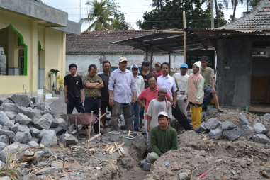 bouwteam bij eerste steen - 27 augustus 2012
